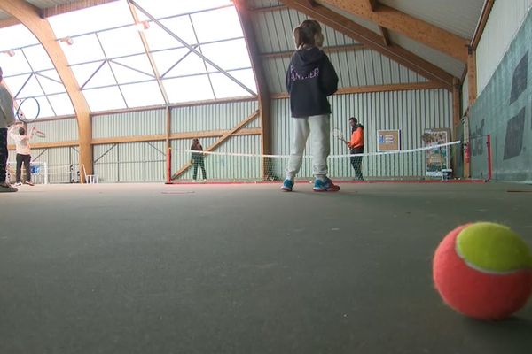 Des enfants jouent au tennis dans le centre omnisports de Saint-Denis