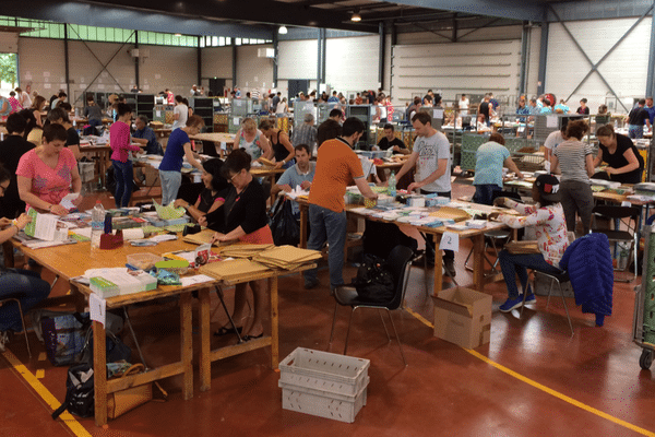  En Haute-Loire, ce sont quelques 170 personnes qui mettent sous pli l’ensemble des documents électoraux pour le 1er tour des législatives du 11 juin.