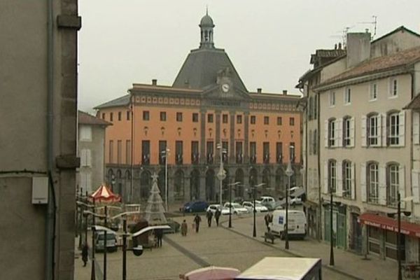 A Aurillac, la place de l'Hôtel de ville et celle du square Vermenouze sont interdites aux "attroupements" du 10 décembre au 5 janvier 2015. Un arrêté municipal destiné à lutter contre les attroupements nuisant au bon ordre public.