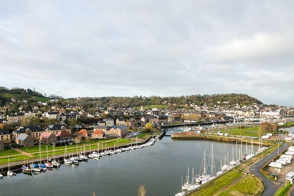 Un ciel de plus en plus nuageux en attendant la pluie ce SAMEDI sur la Morelle à Honfleur.