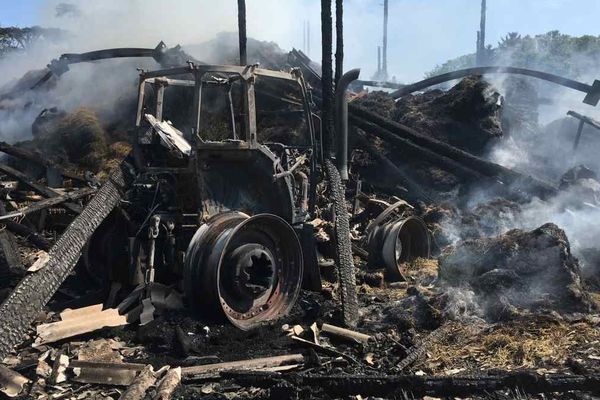 Le feu a mobilisé une soixantaine de sapeurs-pompiers.