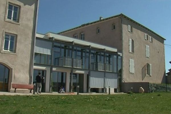 La maison pour autistes  "Arlette-Gruss" a été inaugurée officiellement au sud du Lunévillois, à Moyen, le 24 avril 2013, après quatre mois de fonctionnement.