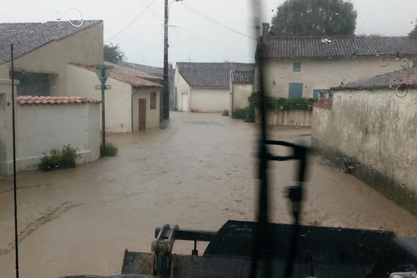 La petite commune de Bazauges en Charente-Maritime a été envahie par l'eau de pluie le lundi 4 juin 2018