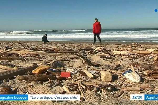 Enfants ramassant des déchets sur une plage à Biarritz