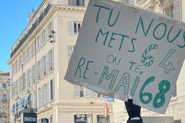 "Tu nous mets 64, on te re-mai 68", vue à Marseille, mardi 31 janvier.