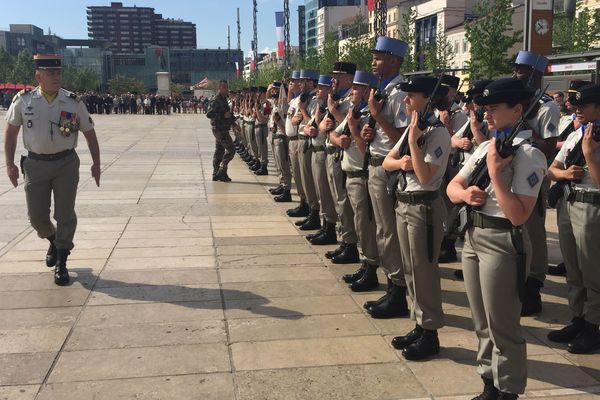 La parade militaire du 8 mai, sur la place de Jaude de Clermont-Ferrand.