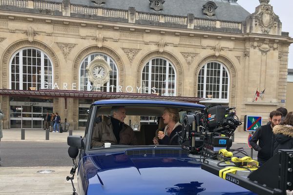 Michèle Larroque et Thierry Lhermitte en pleine action devant la gare de Troyes. 
