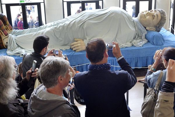 Point de vue image du monde : Royal de Luxe a laissé sa grand mère endormie dans le hall du théâtre Graslin à Nantes