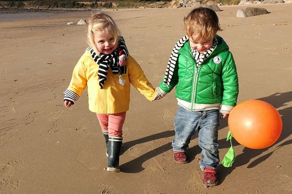 Quelque part en Bretagne, deux enfants.