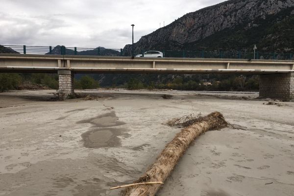 Le lit du Var, 3 semaines après les inondations meurtrières qui ont ravagé les vallées des Alpes-Maritimes.