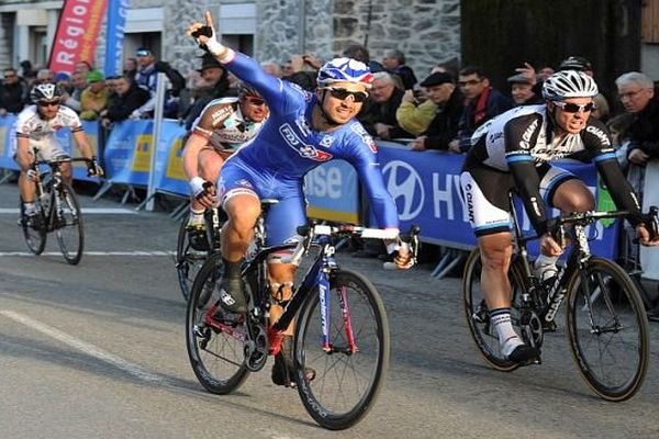 Le Français Nacer Bouhanni a remporté, au sprint, la 2e étape de l'Etoile de Bessèges entre Nîmes et Laudun (149,3 km) - 6 février 2014.