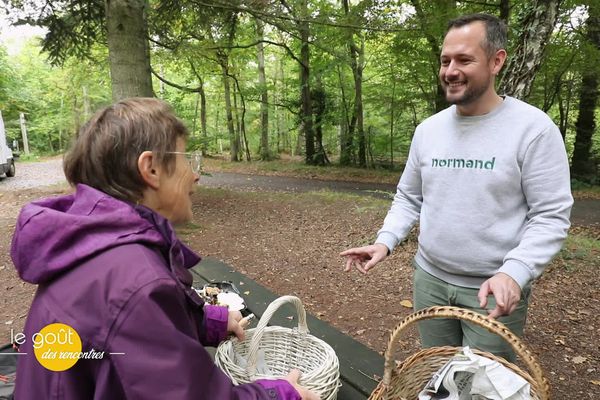 Cette semaine, le chef étoilé David Gallienne cueille ses propres champignons en compagnie d'Annick. Ensemble, ils vont réaliser une poule au pot aux champignons.