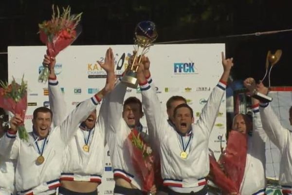 Les Français brandissent la coupe du monde de Kayak-Polo à Thury Harcourt le 28 septembre 2014