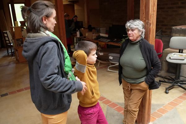 Marylou vient d'arriver, elle découvre encore le village et l'éco-hameau avec l'aide de Jocelyne Combuzat