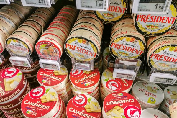 La guerre fait rage sur la mention Normandie présente sur les boîtes de camembert industriels