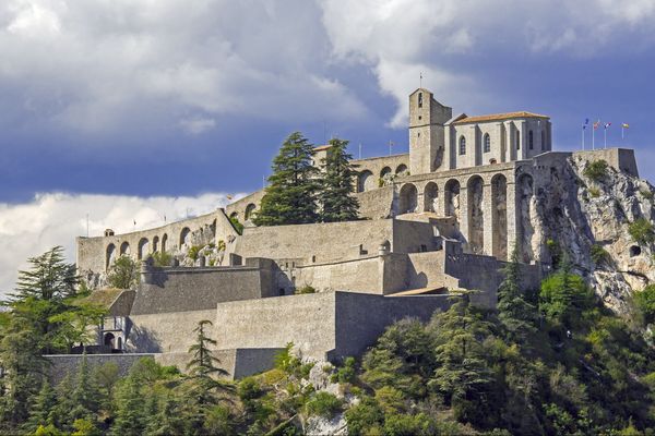 A Sisteron, la RD 948 s'affaisse et menace de s'effondrée. Elle est fermée à la circulation