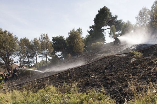 L'incendie s'est déclenché en bordure de jardin.