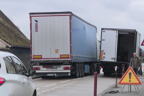 Quand deux camions se croisent sur la départementale, marcher sur le trottoir dans le centre-ville devient compliqué.