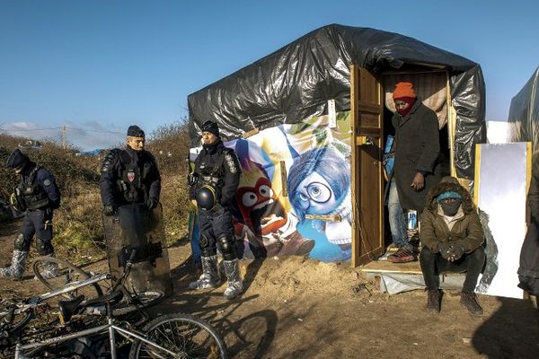 Démantèlement de la partie sud de la "jungle de Calais". 