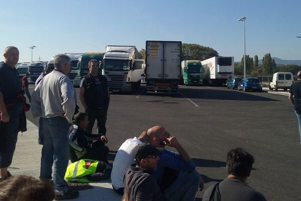 Une cinquantaine de salariés de Lidl bloque l'entrée de l'entrepôt de Rousset