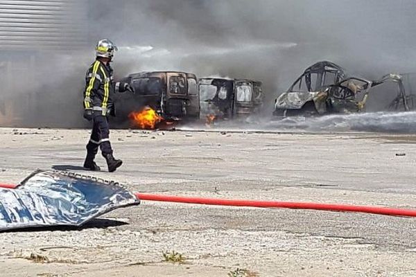 Nîmes - explosions de bouteilles d'oxygène dans un entrepôt et incendie de 4 voitures - 17 août 2015.