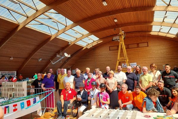 L'ensemble des personnes ayant organisé l'exposition, avec les associations partenaires, entre le Versailles et la tour Eiffel en Playmobil.