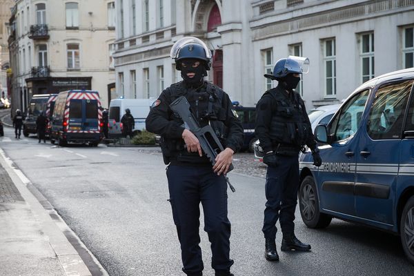 Les abords du palais de justice de Douai étaient particulièrement surveillés ce lundi 9 octobre, pour l'ouverture du procès.