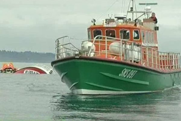 Le vice-amiral Olivier Lajoux a démissionné de la présidence de la SNSM. Il souhaitait instaurer la gratuité du remorquage des bateaux secourus.