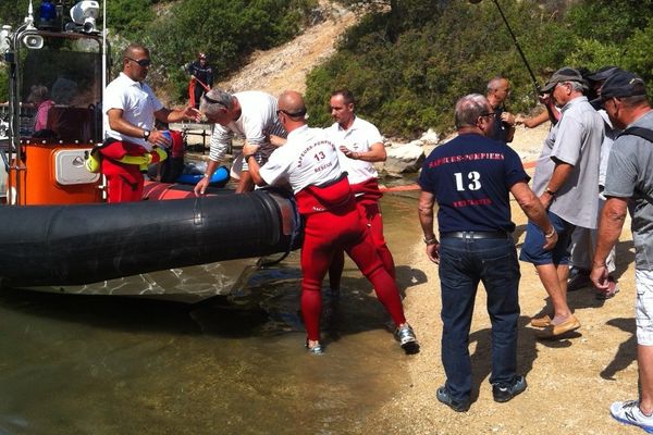 Les pompiers sont en plein exercice d'évacuation.