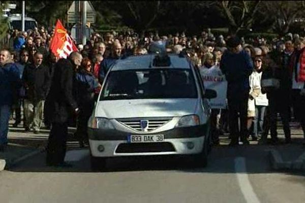 Plusieurs centaines de manifestants ce matin à Roussillon 