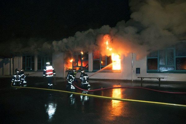 Les sapeurs pompiers luttent contre l'incendie.