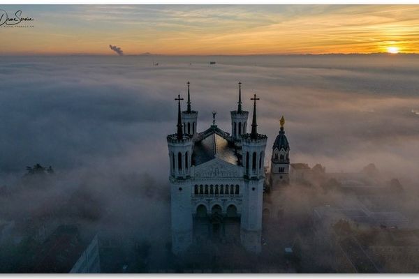 "La mer de nuages", ce cliché exceptionnel de la Basilique de Fourvière a été pris le 30 décembre 2023 à l'aube