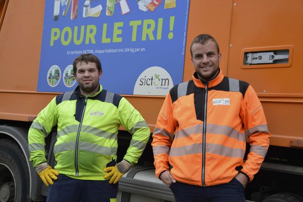 En Haute-Saône, Thomas Tisserand, le ripeur, et Guillaume Labrosse, le chauffeur, assurent la collecte des déchets pour le compte du SICTOM du Val-de-Saône.
