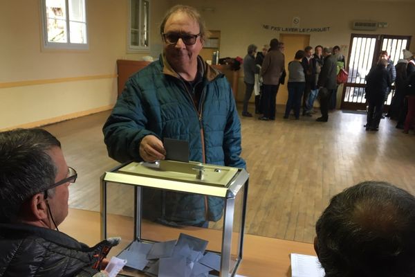 Dimanche 10 avril, les habitants de Glénat, dans le Cantal, étaient appelés aux urnes pour s'exprimer sur un projet éolien.