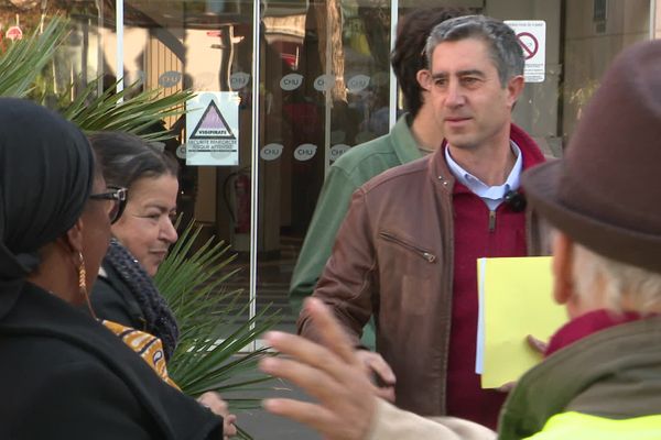 François Ruffin au chevet des femmes de ménage grévistes de l'hôpital de Montpellier.