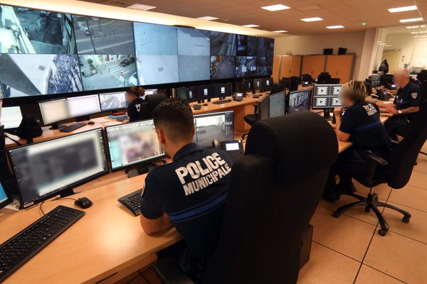 Le Centre de Supervision Urbain (CSU) équipé de la vidéoprotection urbaine et vidéoverbalisation au moyen de caméras de surveillance placées en haut des poteaux dans la ville, à Marseille.