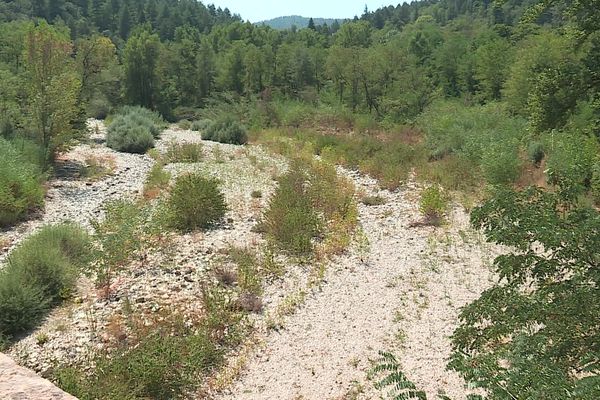 Le lit de la Cèze est à sec