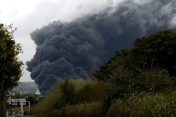 L'épais nuage de fumée s'échappant le 26 septembre de l'usine Lubrizol de Rouen en flammes.