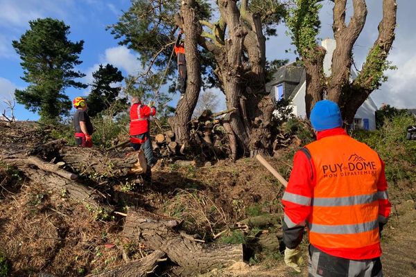 Des agents du Conseil départemental du Puy de Dôme venus aider à réparer les dégâts de la tempête Ciaran