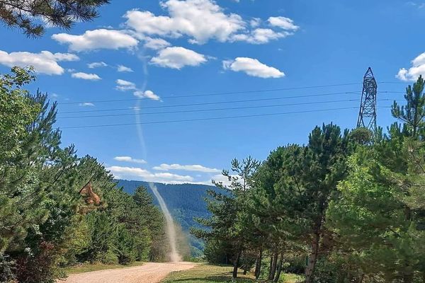 Un dust devil sur le causse de Mende - 12 juillet 2022.