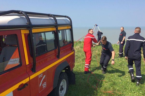 Nieul-sur-Mer (Charente-Maritime) : les pompiers du Grimp 17 hissent la victime depuis la falaise - 12 avril 2019.