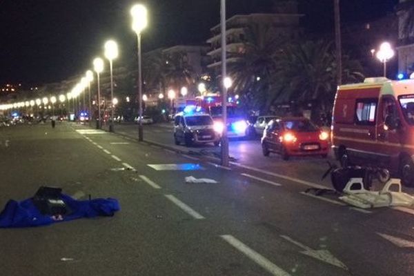 Il s'agit du pire drame de l'histoire de Nice car plus de 70 victimes sont déjà à déplorer face à ce chauffard qui tirait à vue en fonçant sur la foule", indique Christian Estrosi