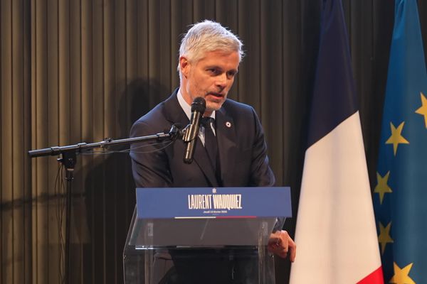 Laurent Wauquiez est entré en campagne pour la présidence des Républicains lors d'une réunion publique du parti qui s'est tenu le 13 février à Valence, dans la Drôme. L’ex-président de la région Auvergne Rhône-Alpes n’a pas prononcé le nom de son rival, Bruno Retaillau, dans cette course à la présidence aux allures de guerre des chefs.