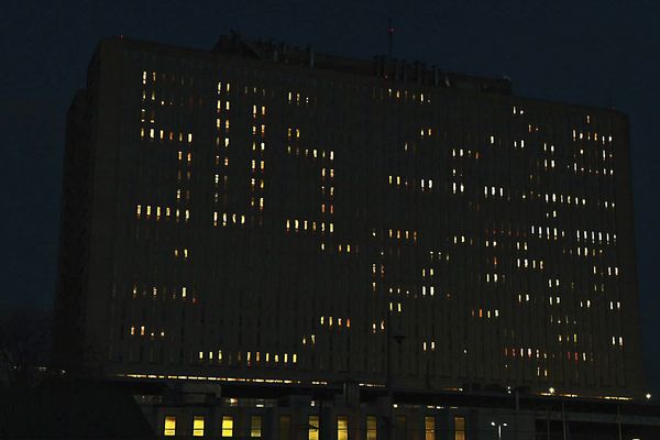 Les fenêtres du CHU de Caen éclairées forment un SOS sur la façade cette nuit