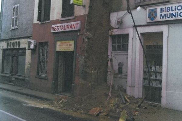 La maison, ancienne, n'était pas habitée. 