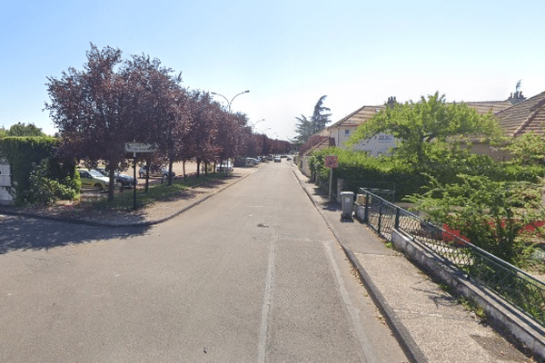 La rue du stade à Chenôve (Côte-d'Or).