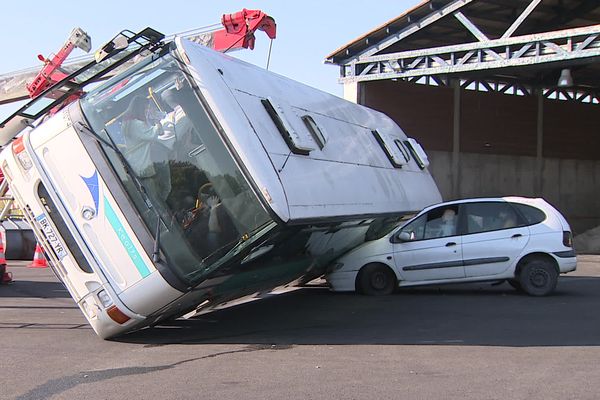 Une importante simulation d'accident de bus a eu lieu, mercredi 14 juin, entre Clermont-Ferrand et Riom