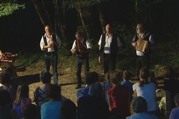 Forêt de Chaux : la veillée comtoise dans les bois, avec le groupe "Chamave"