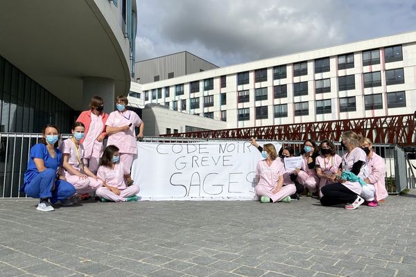 Les sages-femmes en grève devant le centre hospitalier régional d'Orléans le 7 octobre.