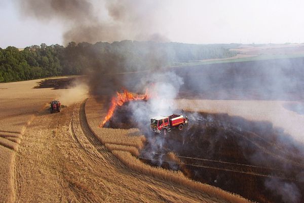 Les pompiers de l'Aisne luttent contre un feu de champ